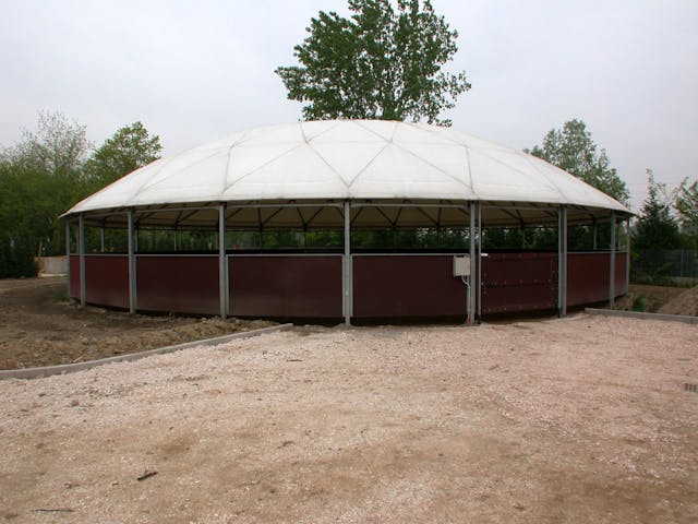 Fully covered lunge pen