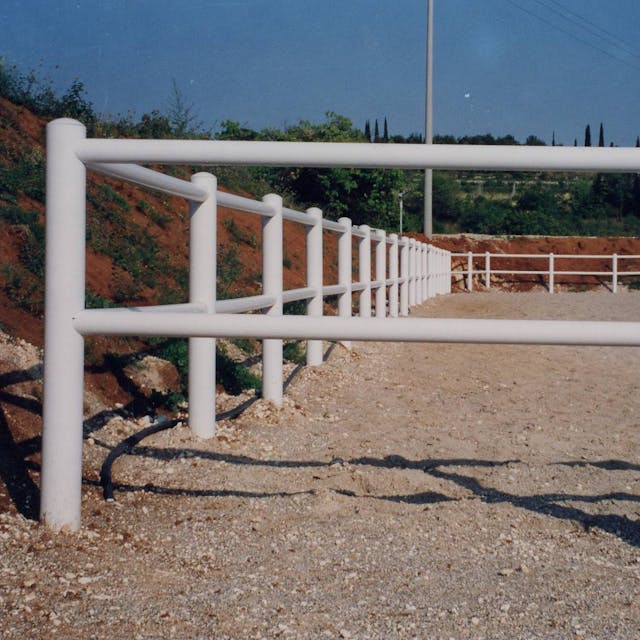 2-rail horse fence