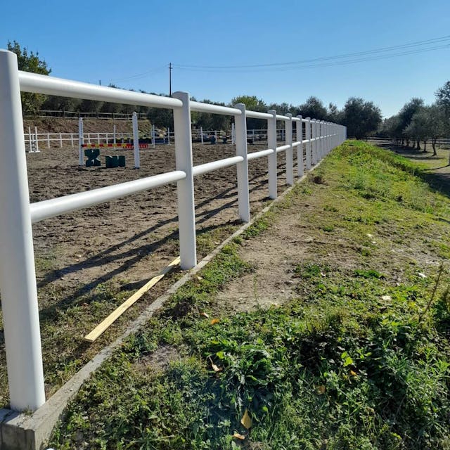2-rail horse fence